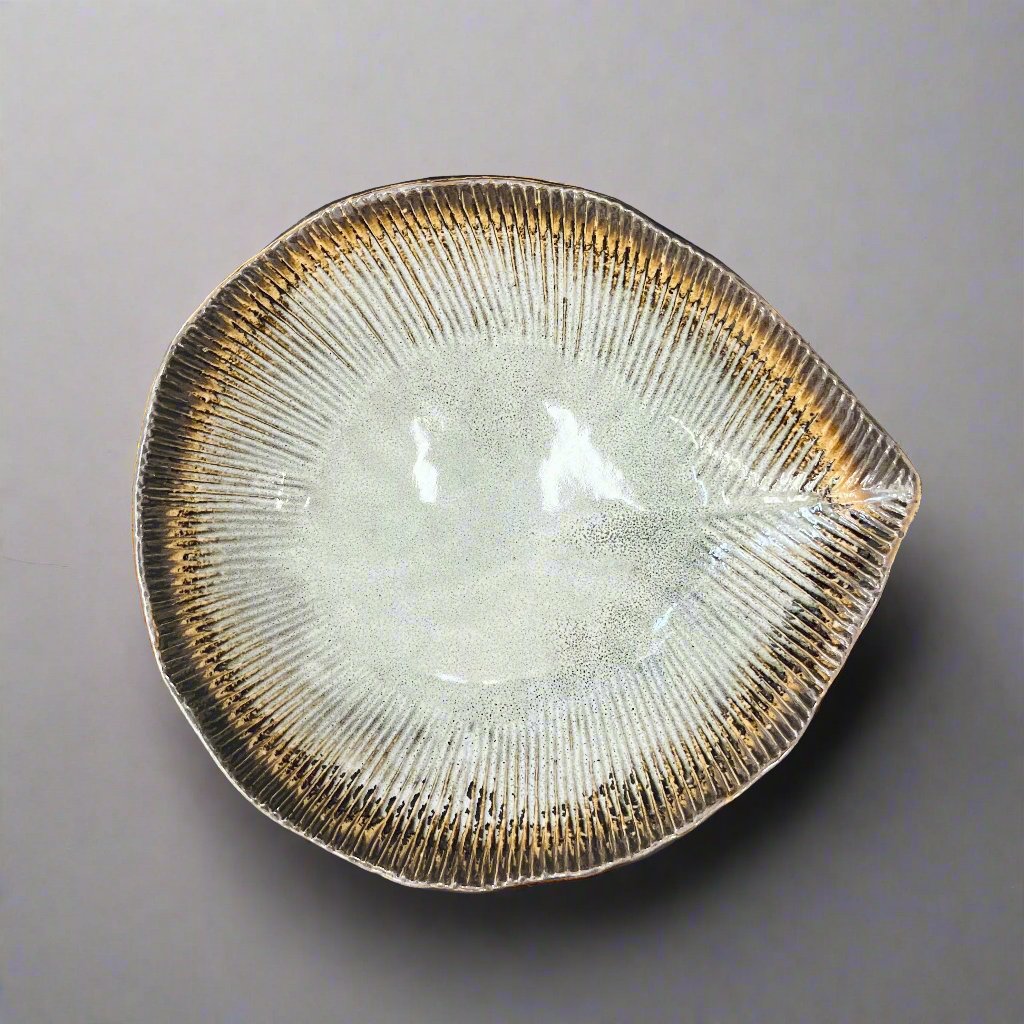Kakunaka Akane Leaf-Shaped Bowl