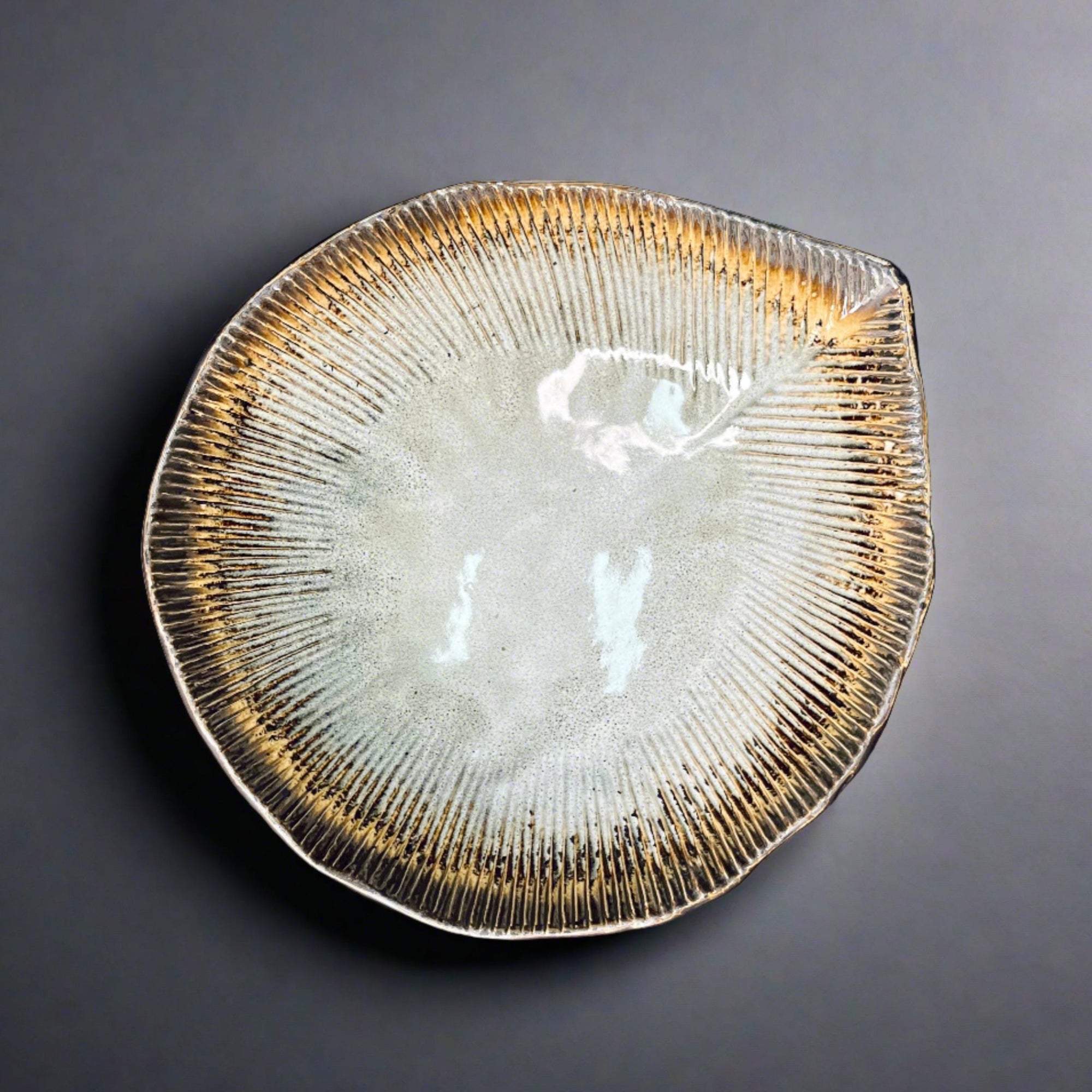 Kakunaka Akane Leaf-Shaped Bowl